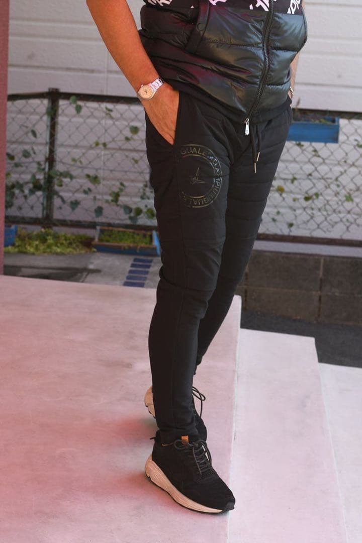 1PIU1UGUALE3 ウノピゥウノウグァーレトレ サークルロゴ　M