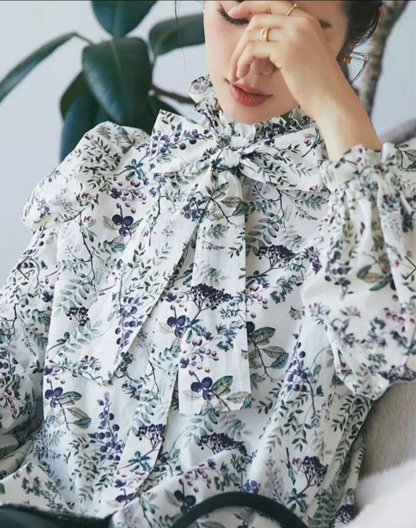 ✨SEVEN TEN 木の実柄プリントブラウス（オフホワイト）