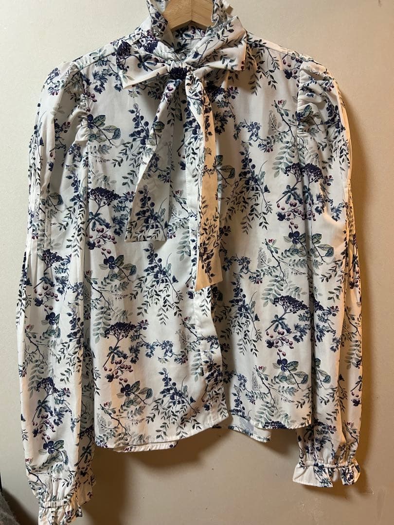 ✨SEVEN TEN 木の実柄プリントブラウス（オフホワイト）