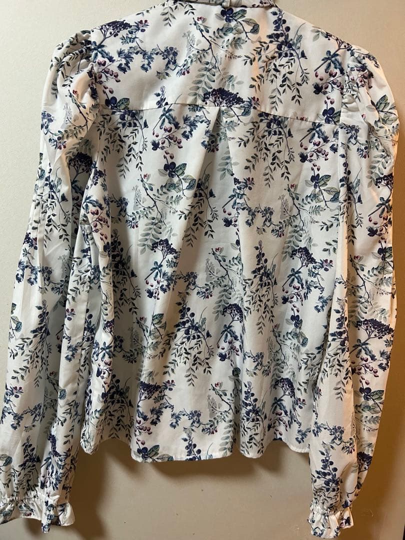 ✨SEVEN TEN 木の実柄プリントブラウス（オフホワイト）