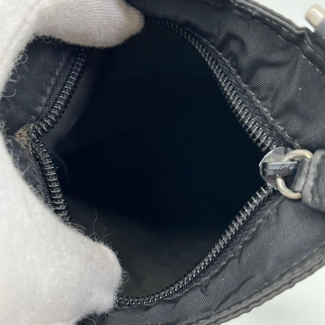 PRADA ミニショルダーバッグ サコッシュ 斜めがけ 三角ロゴ 黒 ナイロン