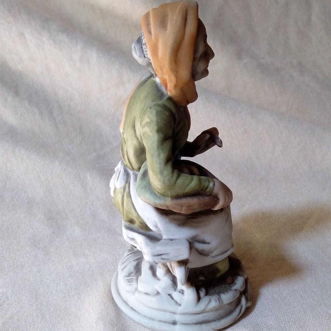 お料理上手のかたへの贈り物！野菜かごを持つおばあさんのフィギュア