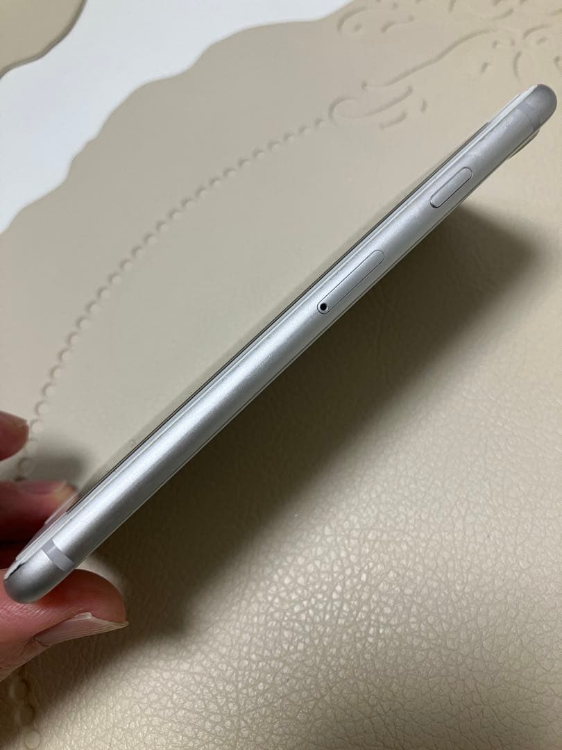 お得★美品★iPhone8★バッテリー100%シルバー☆SIMフリー☆箱&備品付