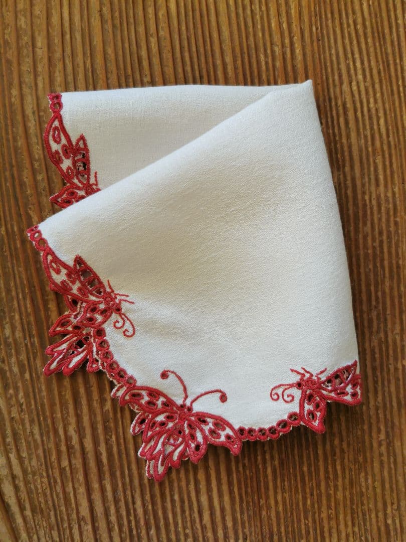 アンティークフランス オープンカットワーク バタフライ∞赤糸刺繍 縮緬風ドイリー