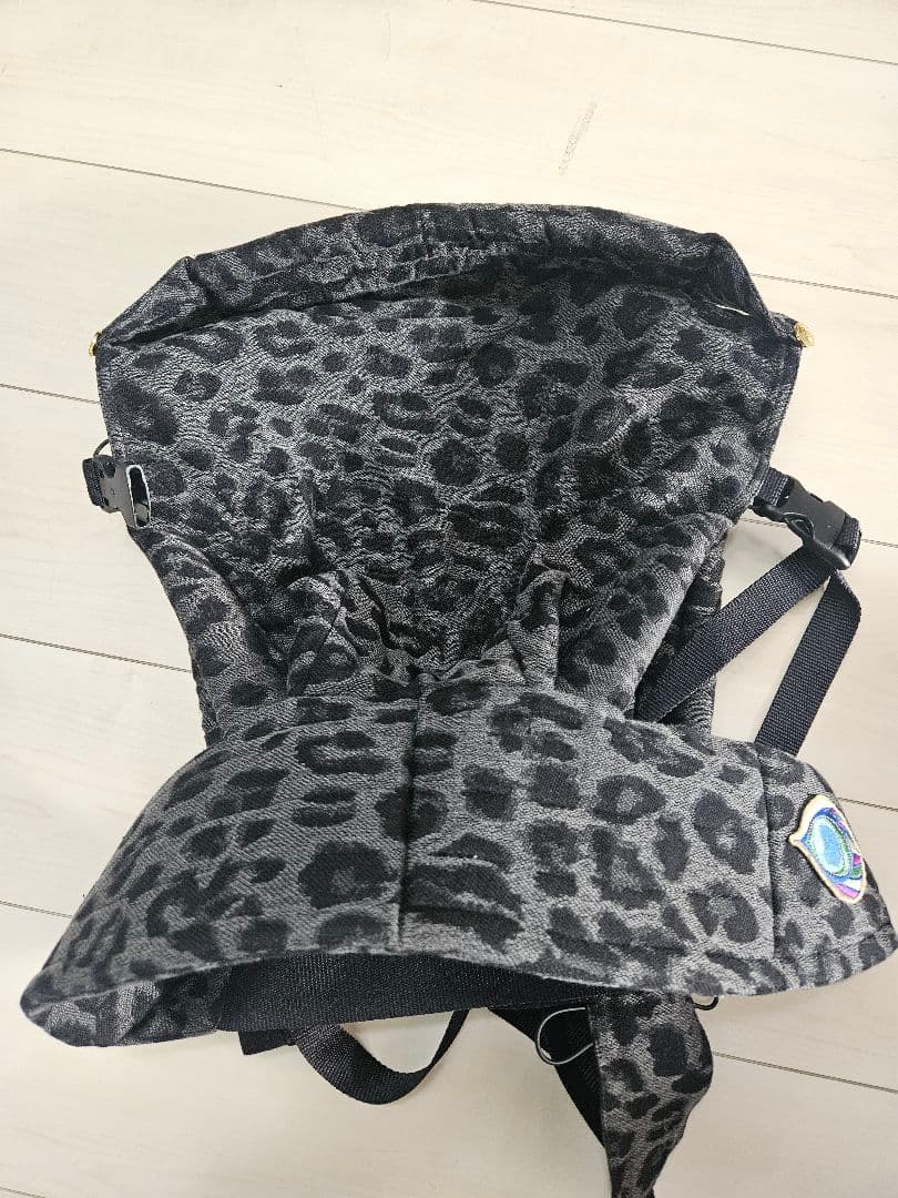 アーティーポッペ　artipoppe　レオパード柄 ヒョウ柄　抱っこ紐