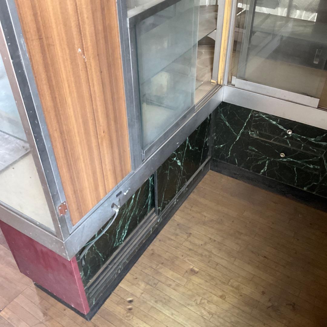 昭和家具　タバコ屋さんのガラスコーナーカウンター　赤と白のショーケース