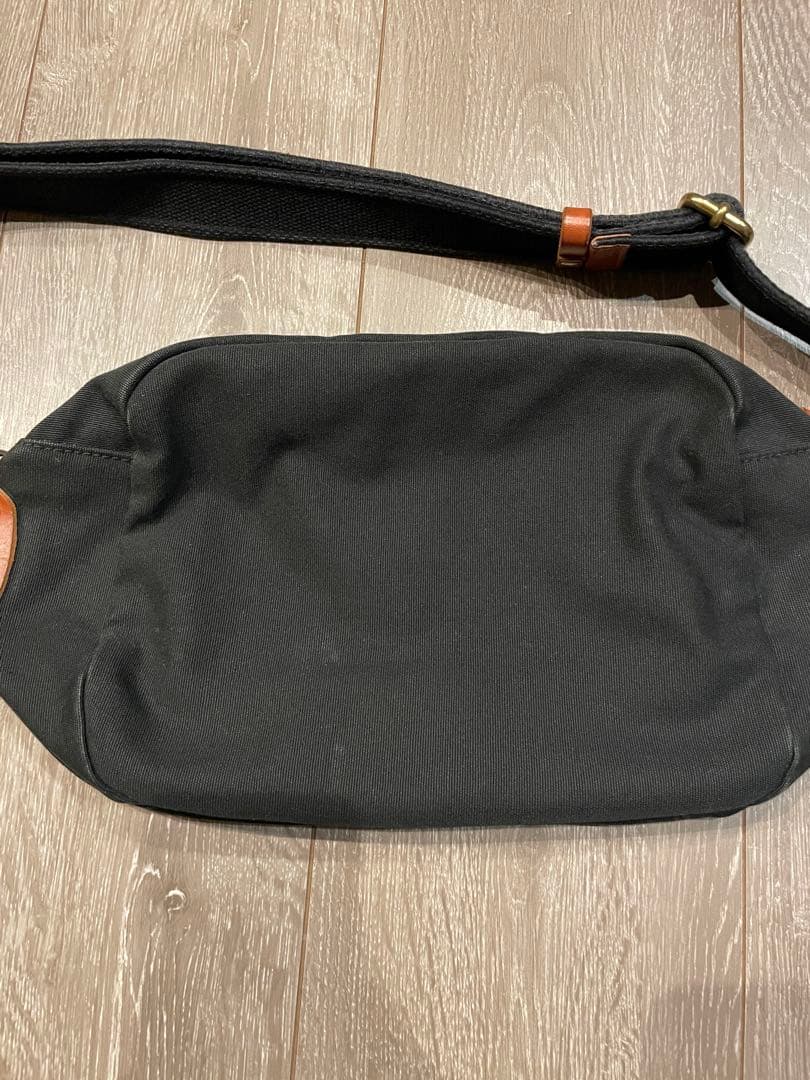 [値下げ！] イルビゾンテ　ボディーバッグ　ショルダーバッグ