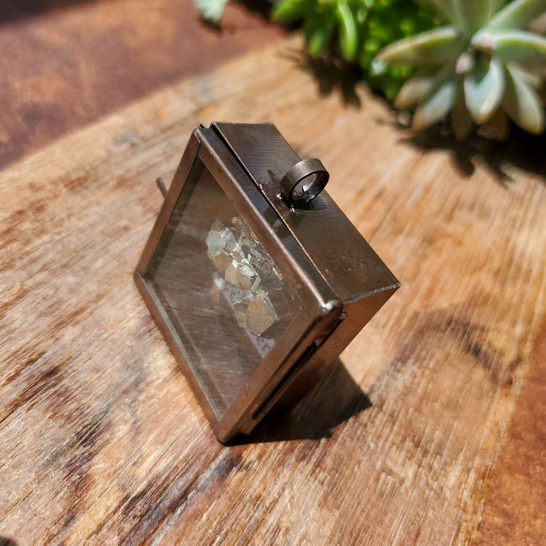 パイライト標本箱ペンダント　ペルー産　鉱物標本ペンダント