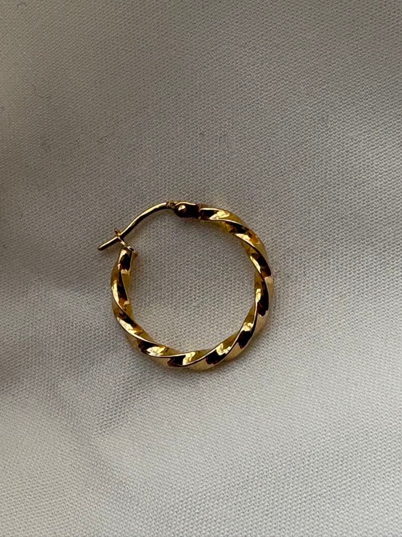 ゴールド ツイストデザイン フープピアス