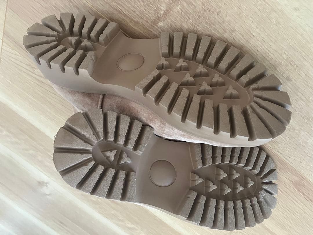 ベージュ スエード ショートブーツ　ムートン