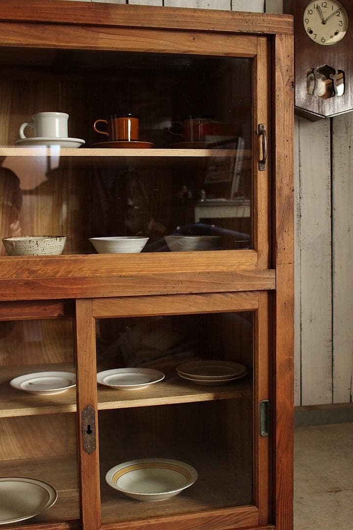 古く味のある木枠ガラス戸棚　食器棚　水屋　キャビネット　古家具