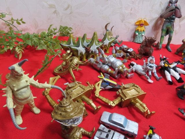 ア*ア様 8ee1411 大量!! ウルトラマン ソフビ フィギュア 75体以上