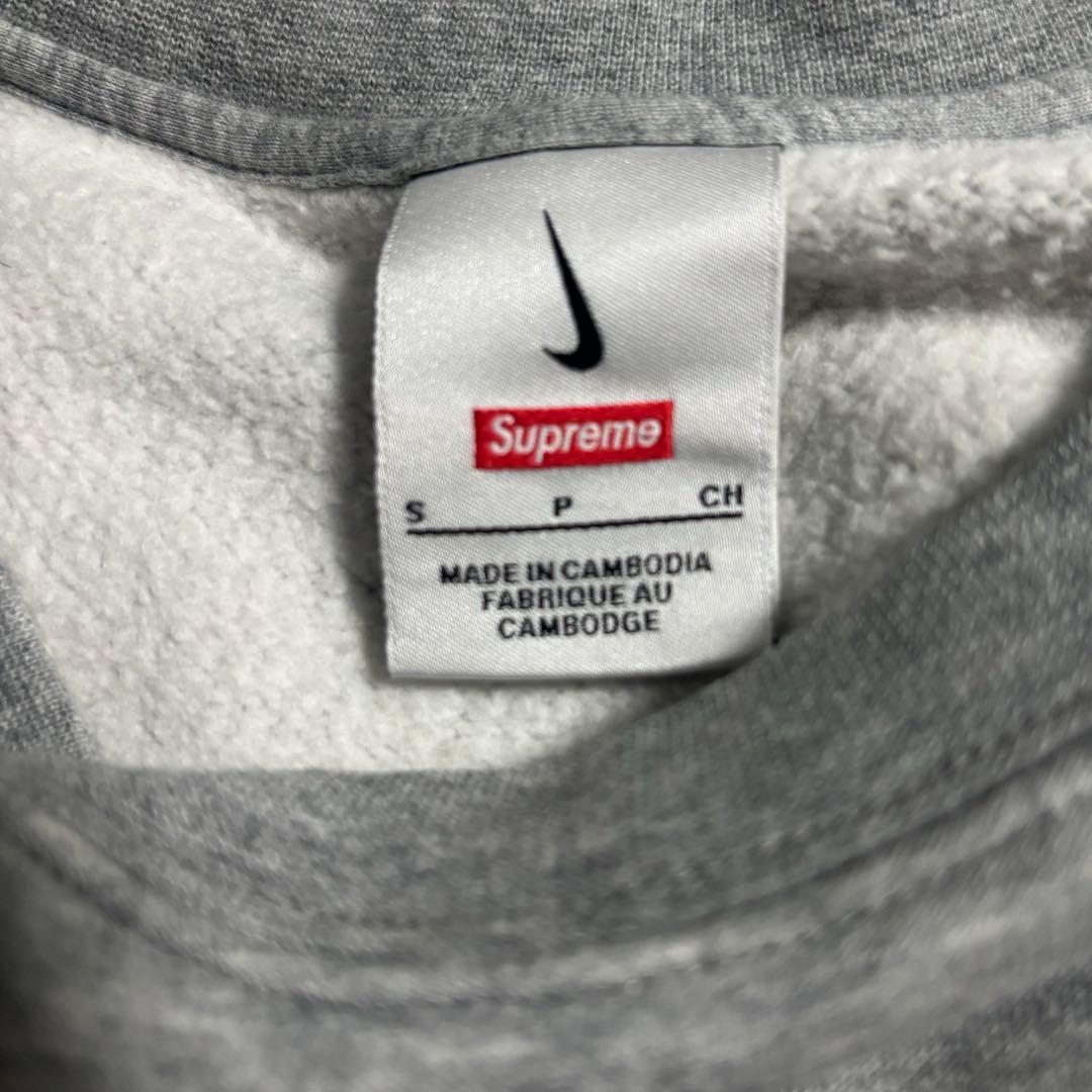 supremeとNIKEコラボスエット