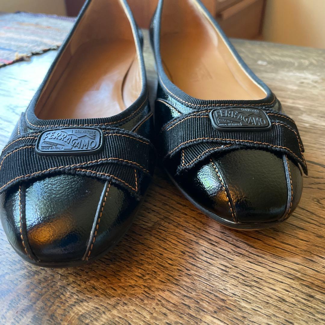 フェラガモ フラット　バレーシューズ　25.5