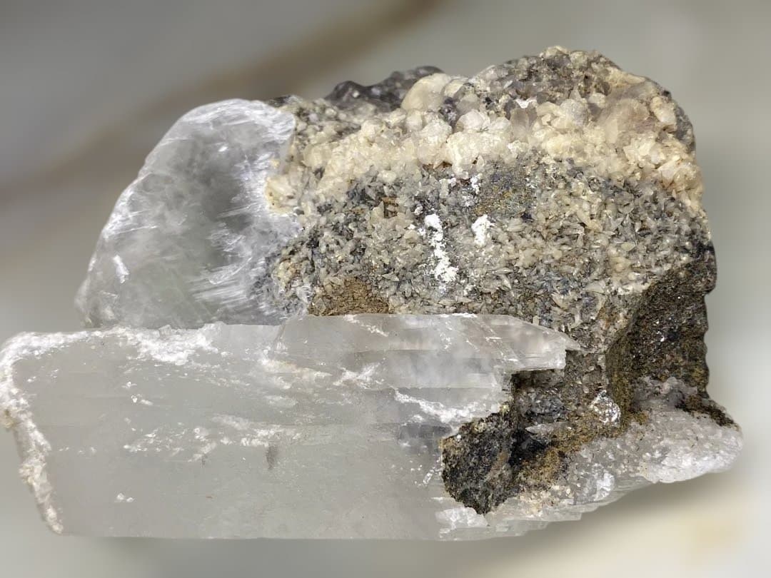 T1040-1虹入りセレナイト原石クラスター　ザンビア産　天然石　レア鉱物　浄化