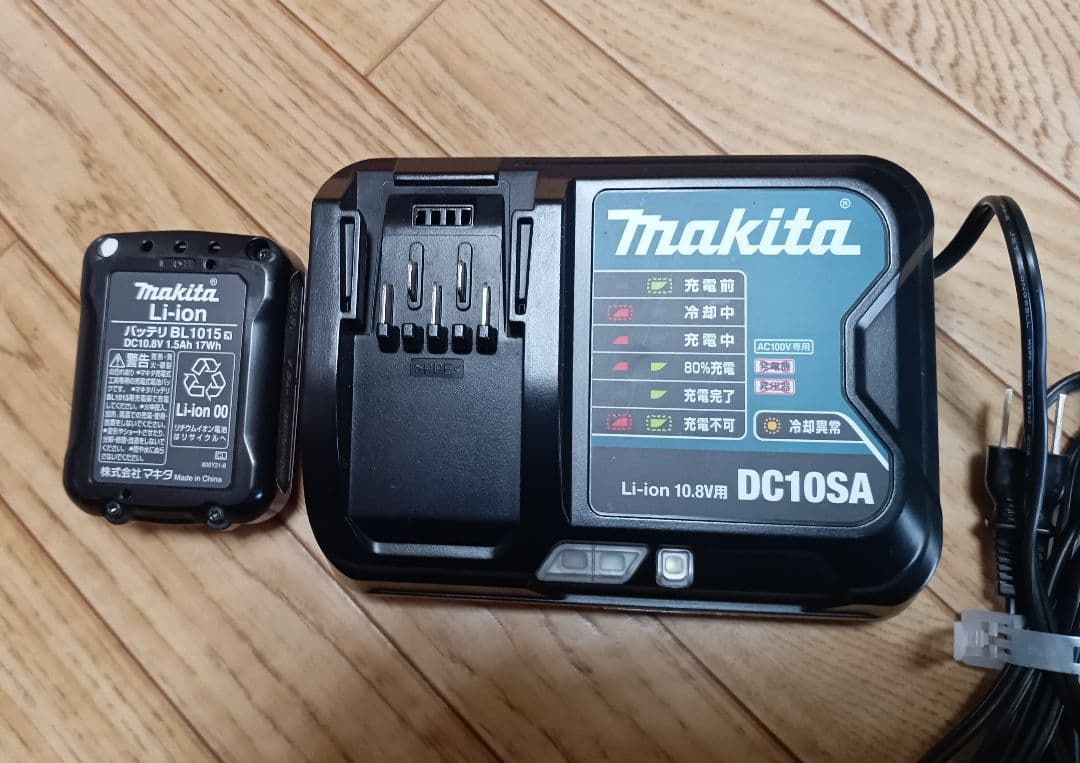 マキタ10.8V充電式クリーナーCL107FD バッテリー、充電器付