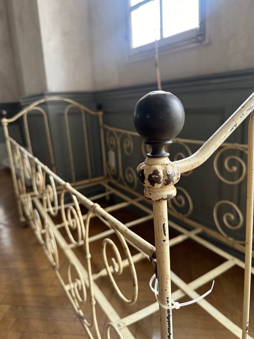 【蚤の市】ベビーベット　アイアン製クリーム色ベッドフレーム　フランス