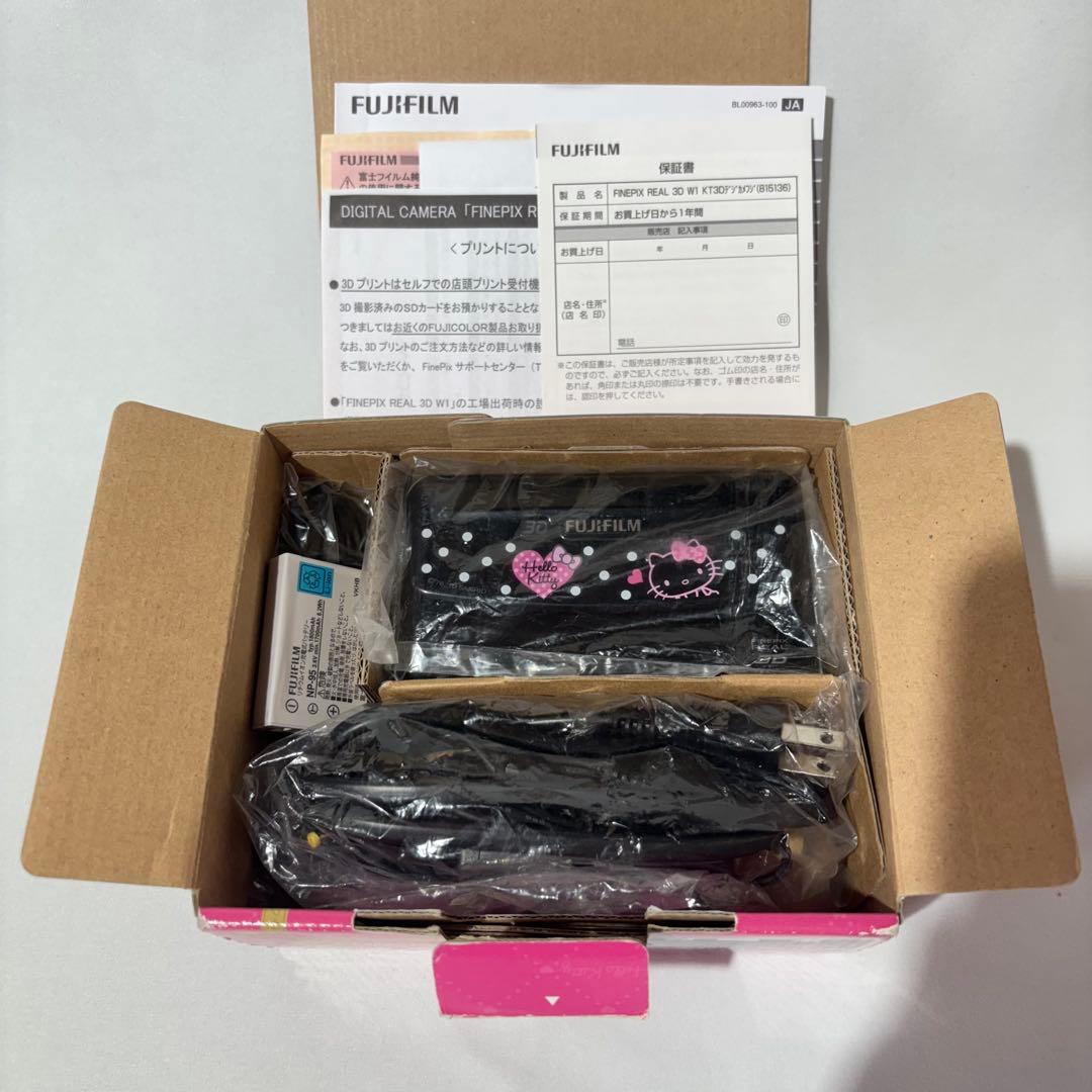 【超希少】FUJIFILM ハローキティPINEPIX REAL 3D W1