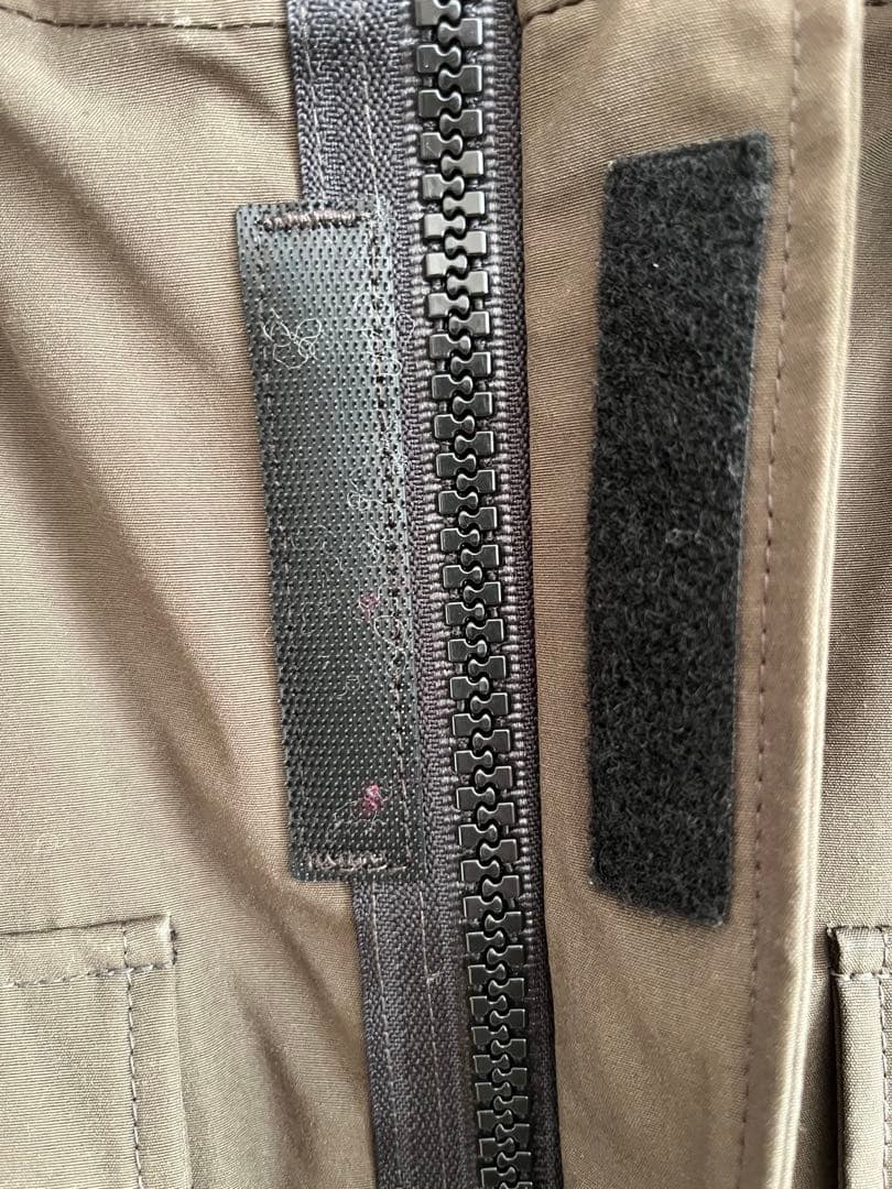   カムループス ダウンジャケット　フード付き