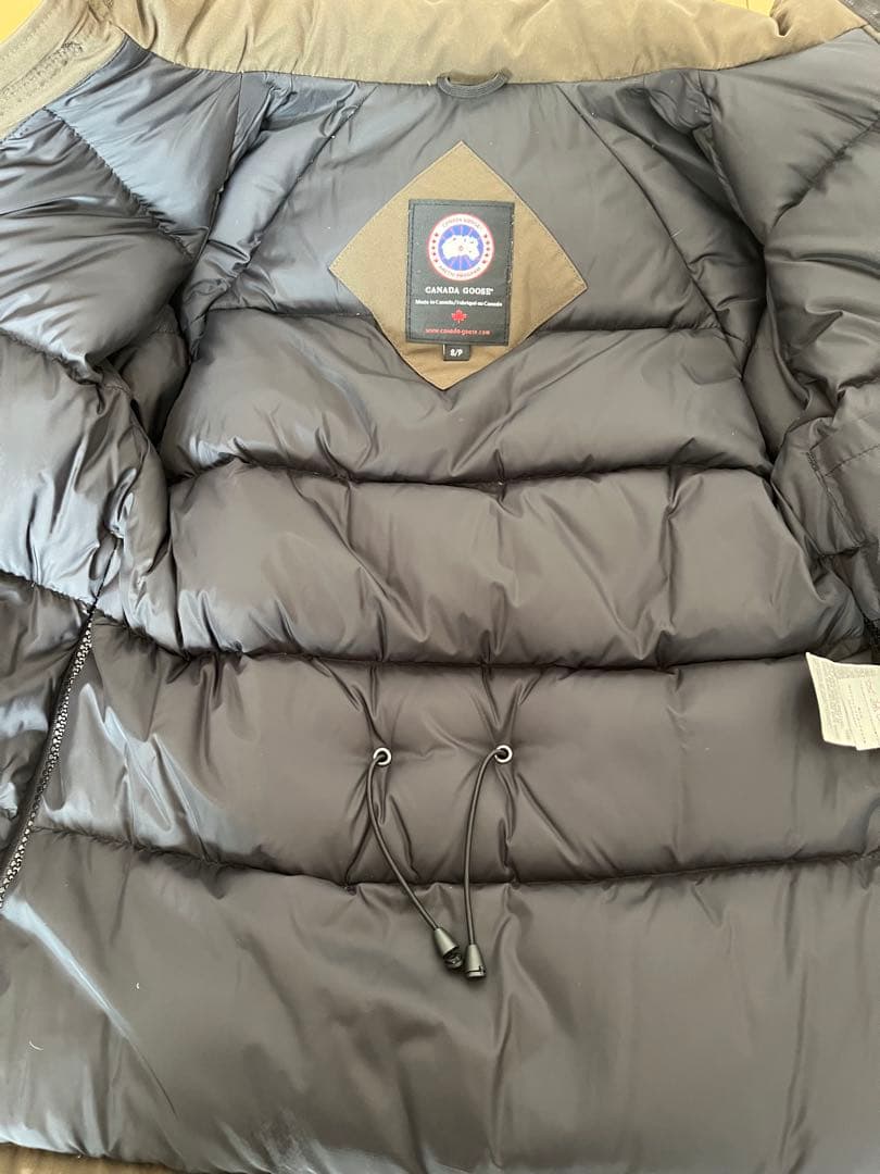   カムループス ダウンジャケット　フード付き