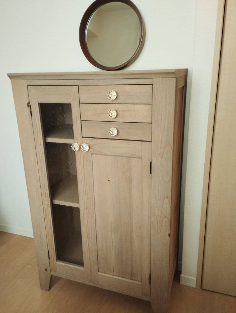 ★素朴な古い木肌のハイチェスト・気泡ガラス入りの扉・ガラス取っ手・北欧／節あり