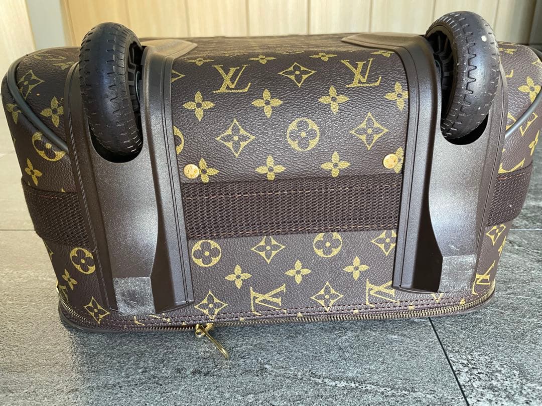 Louis Vuittonのモノグラムデザインの中型キャリーケース