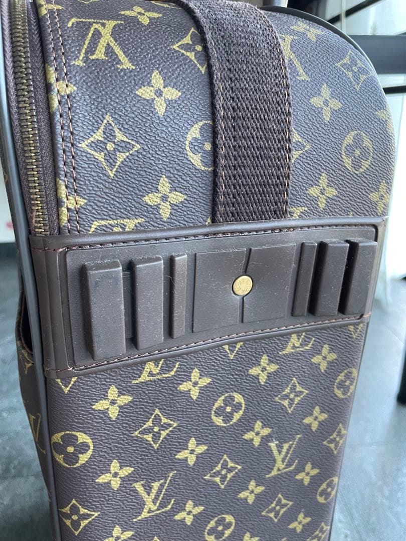 Louis Vuittonのモノグラムデザインの中型キャリーケース