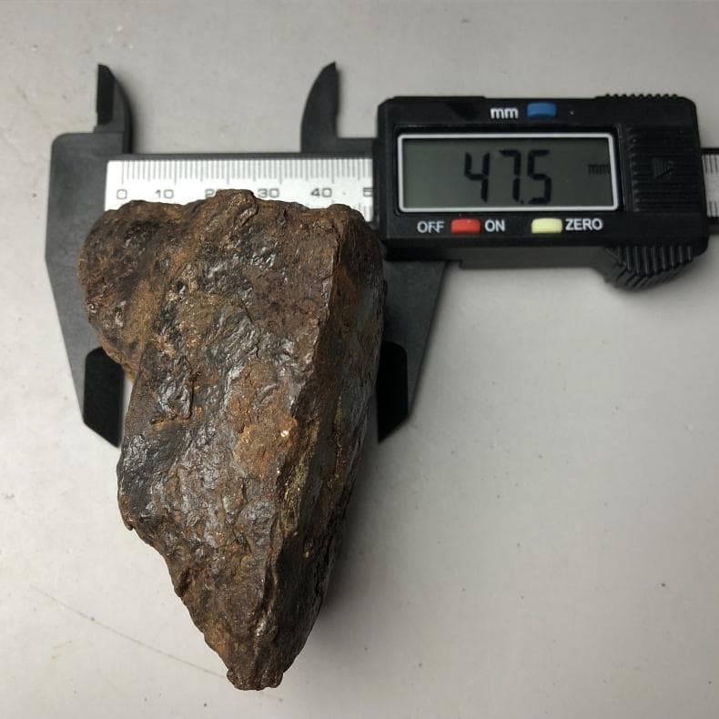 アルタイ隕石 鉄隕石　外皮付き隕石　ナチュラル　原石　重さ約695ｇ