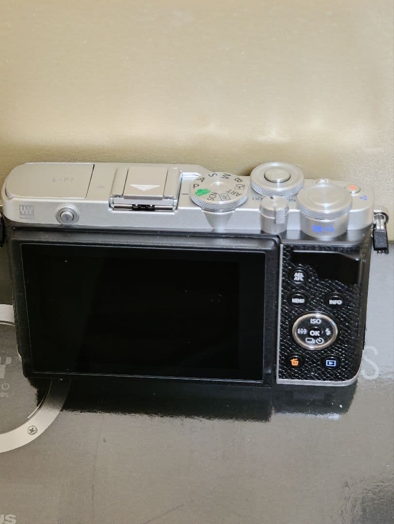 OLYMPUS PEN E-P7 ミラーレスカメラ　ほぼ新品です