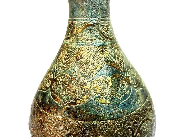 アラベスク模様や動物が細密装飾された青銅製アンティーク花瓶