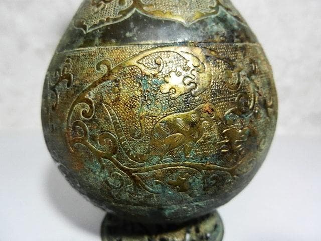 アラベスク模様や動物が細密装飾された青銅製アンティーク花瓶