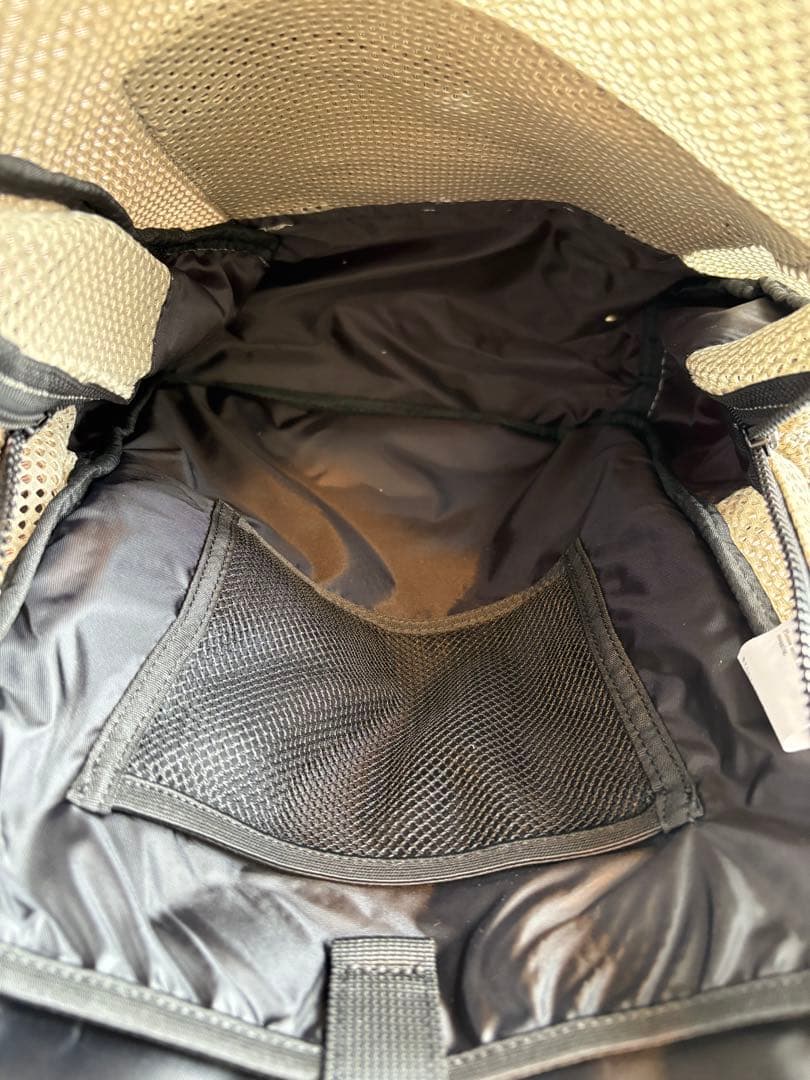 アンドワンダー And wander 3Dメッシュバックパック カーキ色