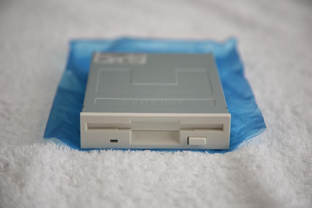 フロッピィディスクドライブ　新品　内臓型　SFD-321B/LFJLW ホワイト