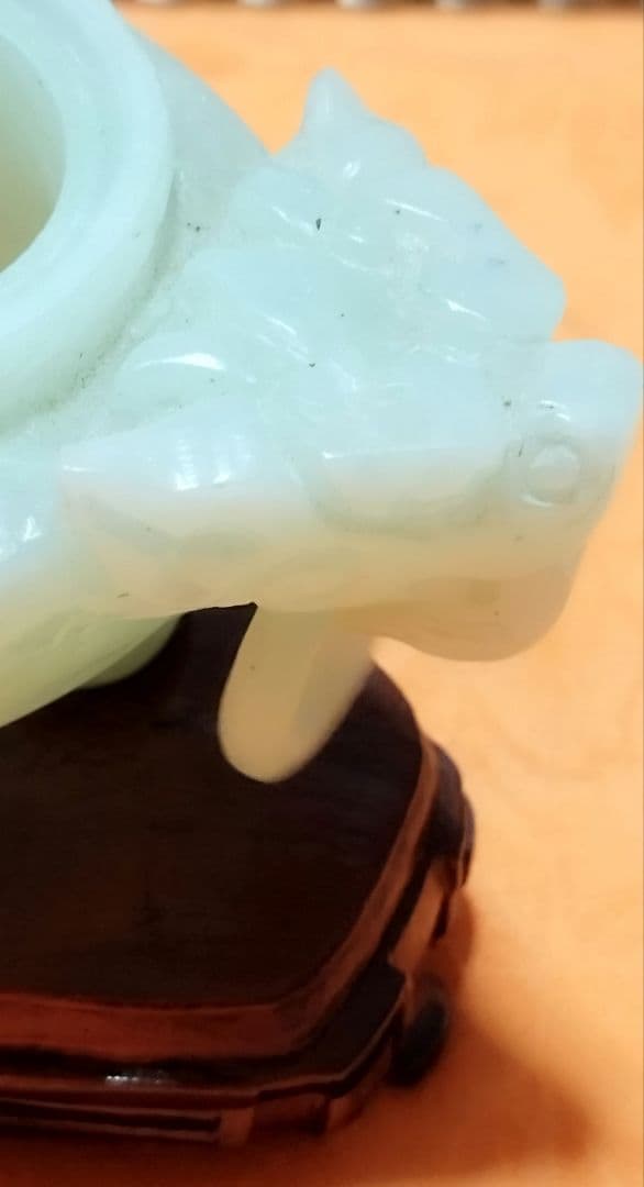 中国の伝統的な香炉、全体が淡い緑色の石、翡翠でできており、蓋と本体に龍の装飾有り