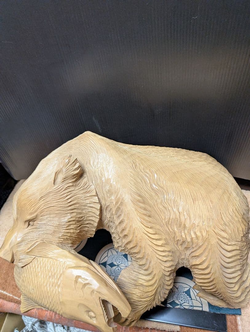 木彫りアンティック木製クマと魚の彫刻 約30cm白色珍しい白貴重品