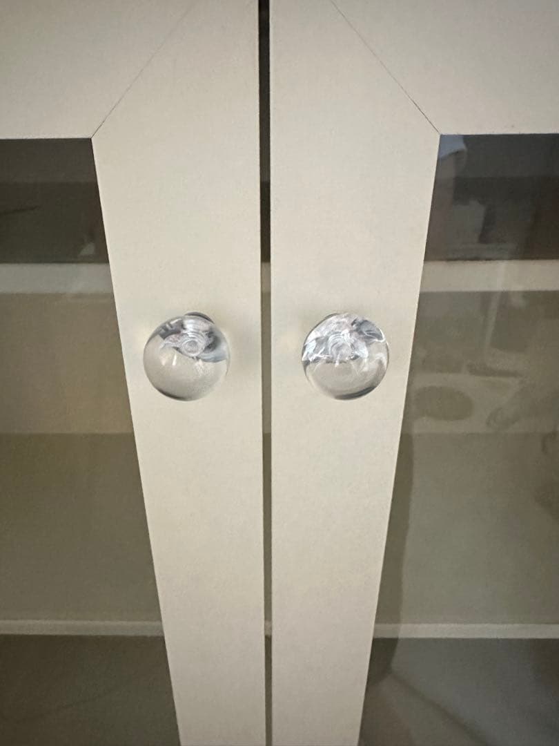 白い家具　ホワイト　ガラス扉　収納　飾り棚　本棚