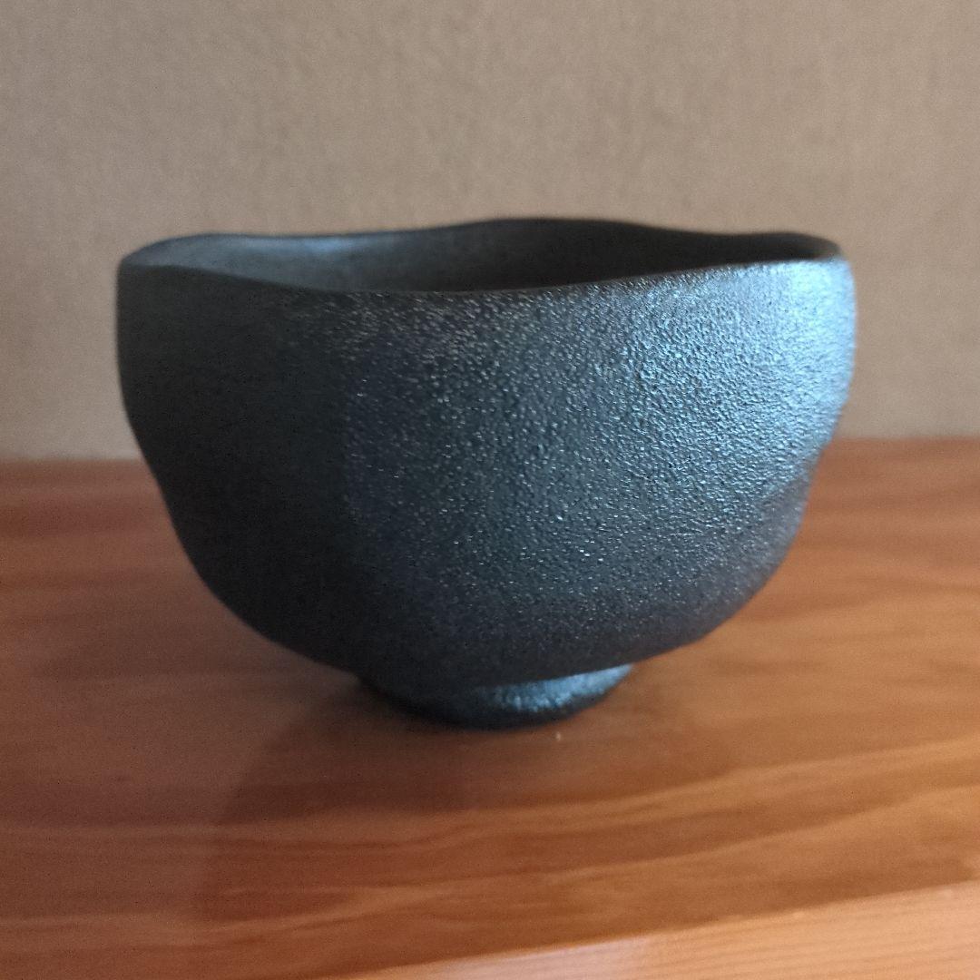 黒い茶碗 伝統的なデザイン　初代寒川栖豊　那智黒茶碗　黒楽茶碗