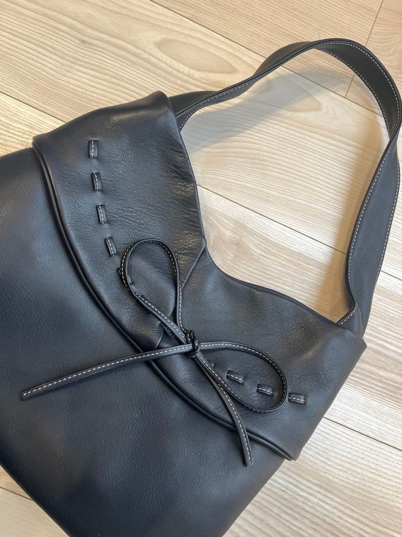 しんちゃんさん専用中古品　キタムラ　リボンバッグ　ネイビー✖️白ステッチ　革