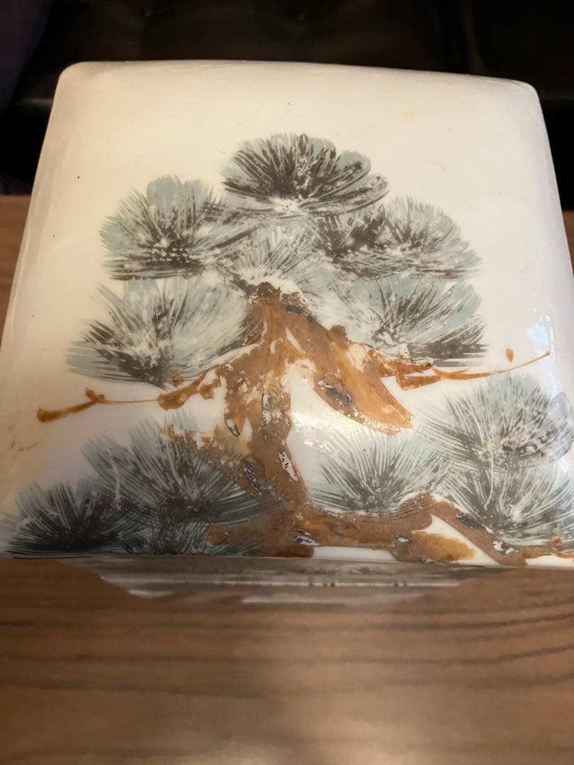 鶴と松の美しい絵柄が施された陶器製の4段重箱