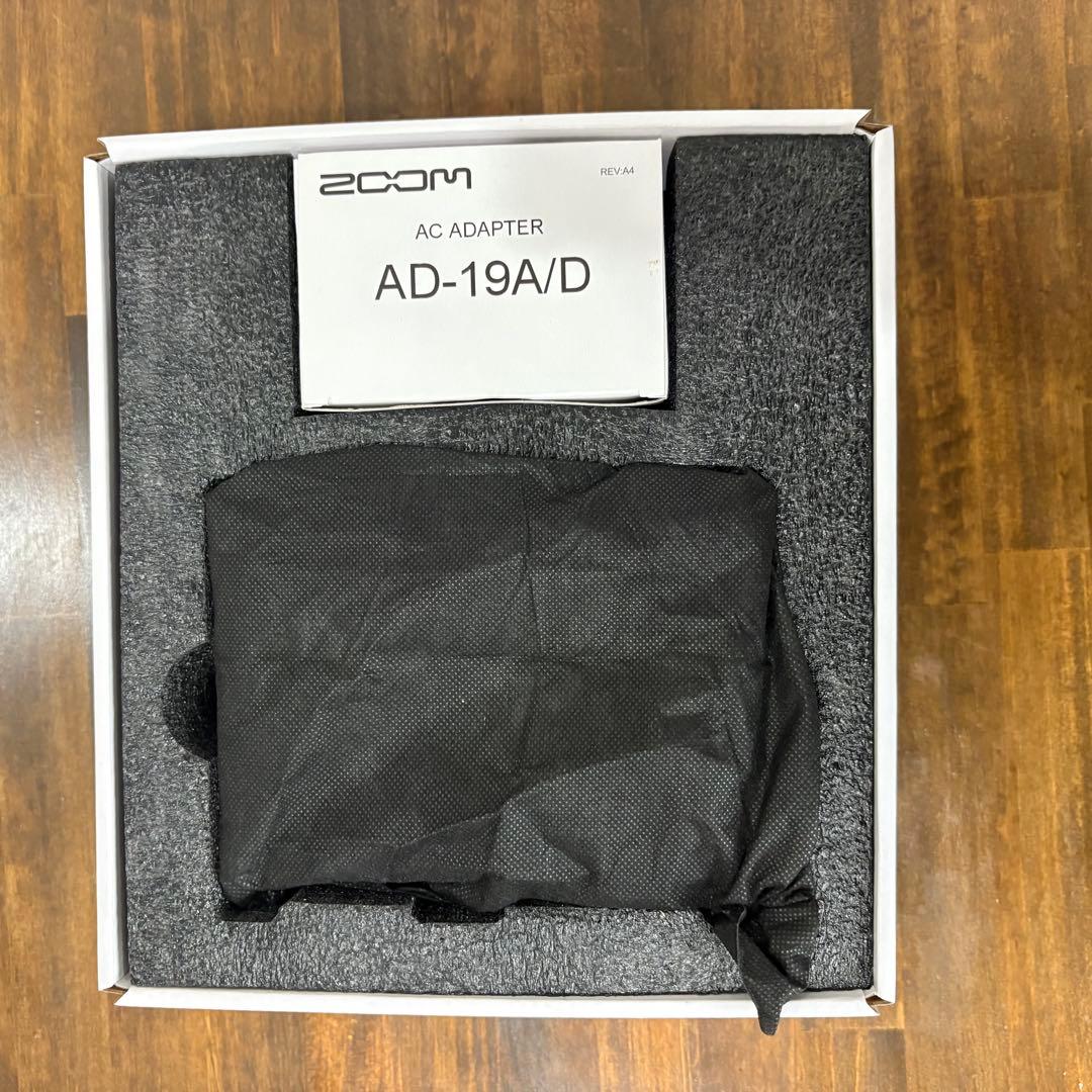 ZOOM F4（ズーム F4）　8トラック フィールドレコーダー