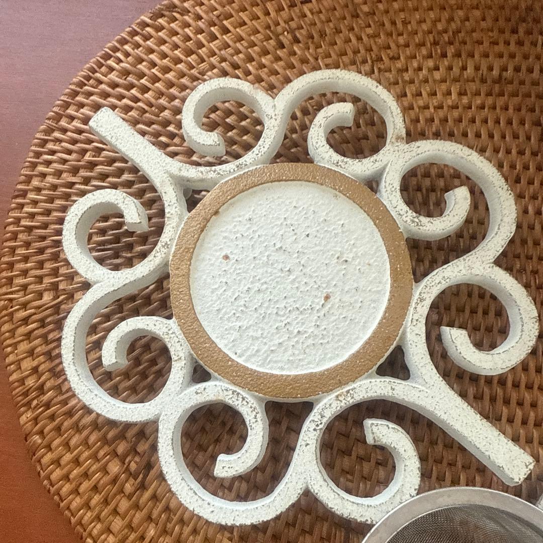 白い鋳鉄製鉄瓶とスタンドアンシャンテジャポン