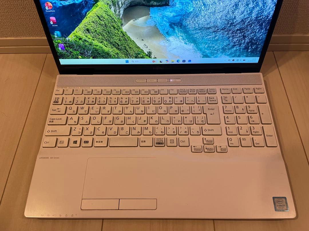 富士通 FMVWD3A37W i7 9世代 256GB Office