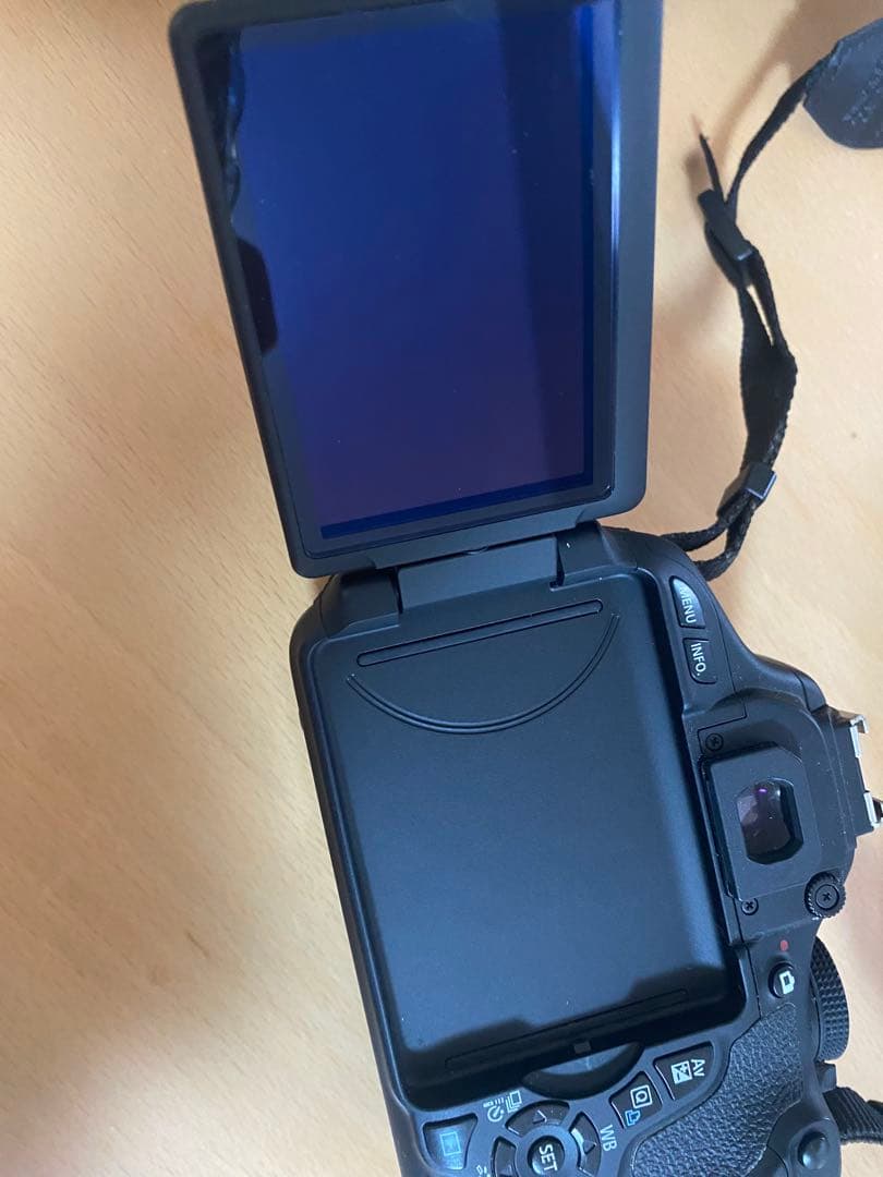 Canon EOS デジタル一眼レフカメラ　充電器なし