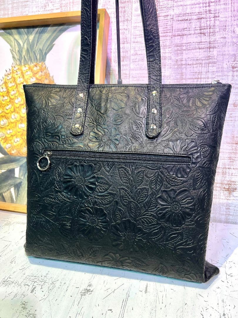 ロラライハリス♡フラワー型押し本革ブラック♡刺繍の肩掛けファスナー式バッグ♡