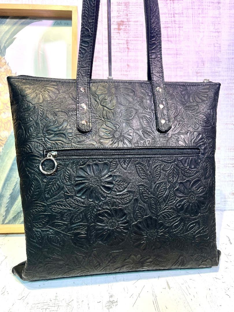 ロラライハリス♡フラワー型押し本革ブラック♡刺繍の肩掛けファスナー式バッグ♡