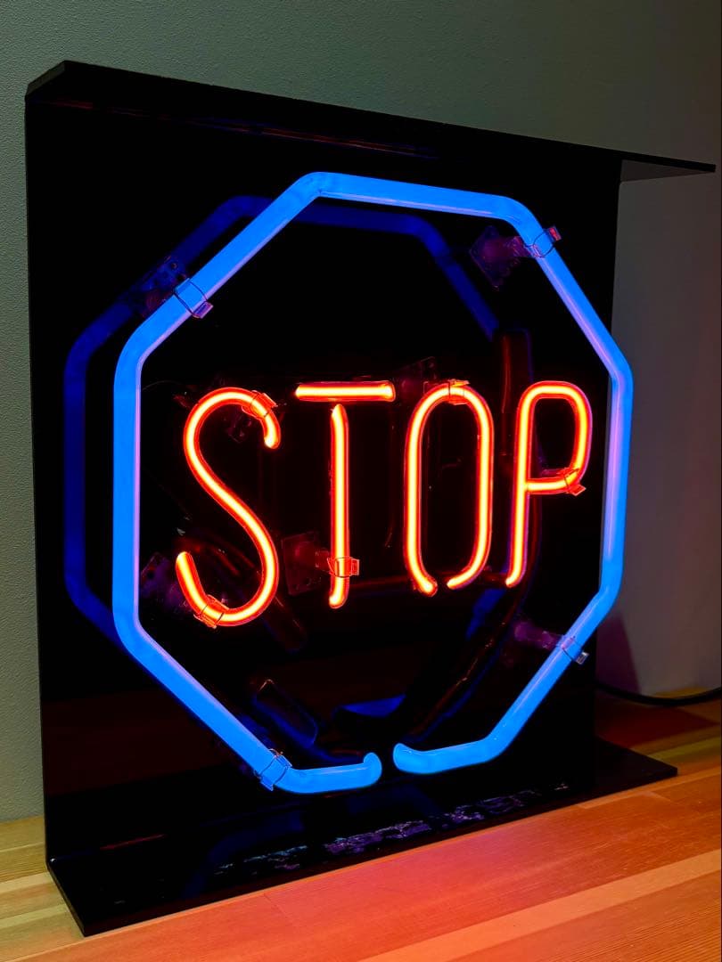 ネオンサイン　STOP