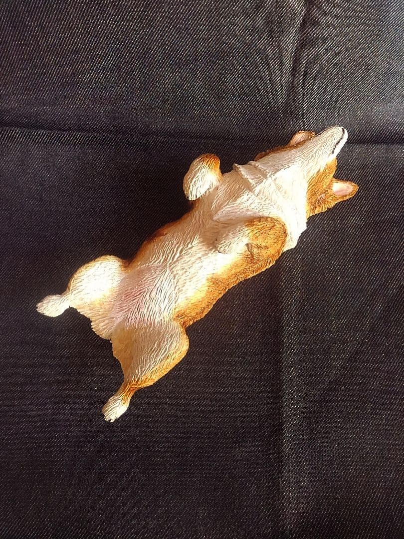 木彫りのコーギーヘソ天