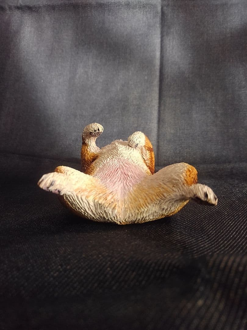 木彫りのコーギーヘソ天