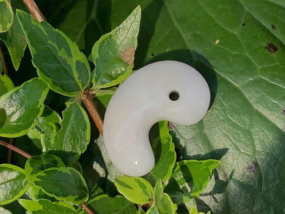 ✳白地肌*無垢物　超お買い得お値段設定‼️糸魚川翡翠勾玉　本物鑑定付15万円以上‼️