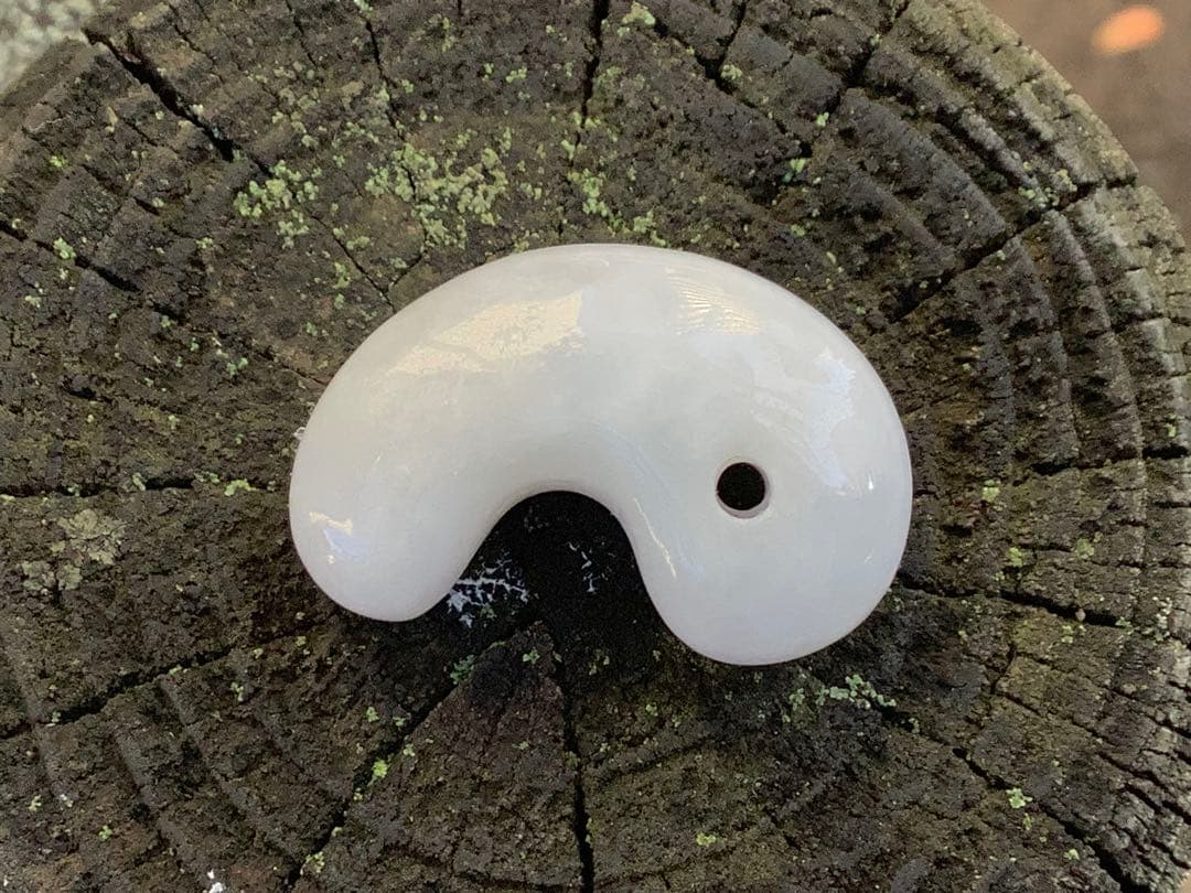 ✳白地肌*無垢物　超お買い得お値段設定‼️糸魚川翡翠勾玉　本物鑑定付15万円以上‼️